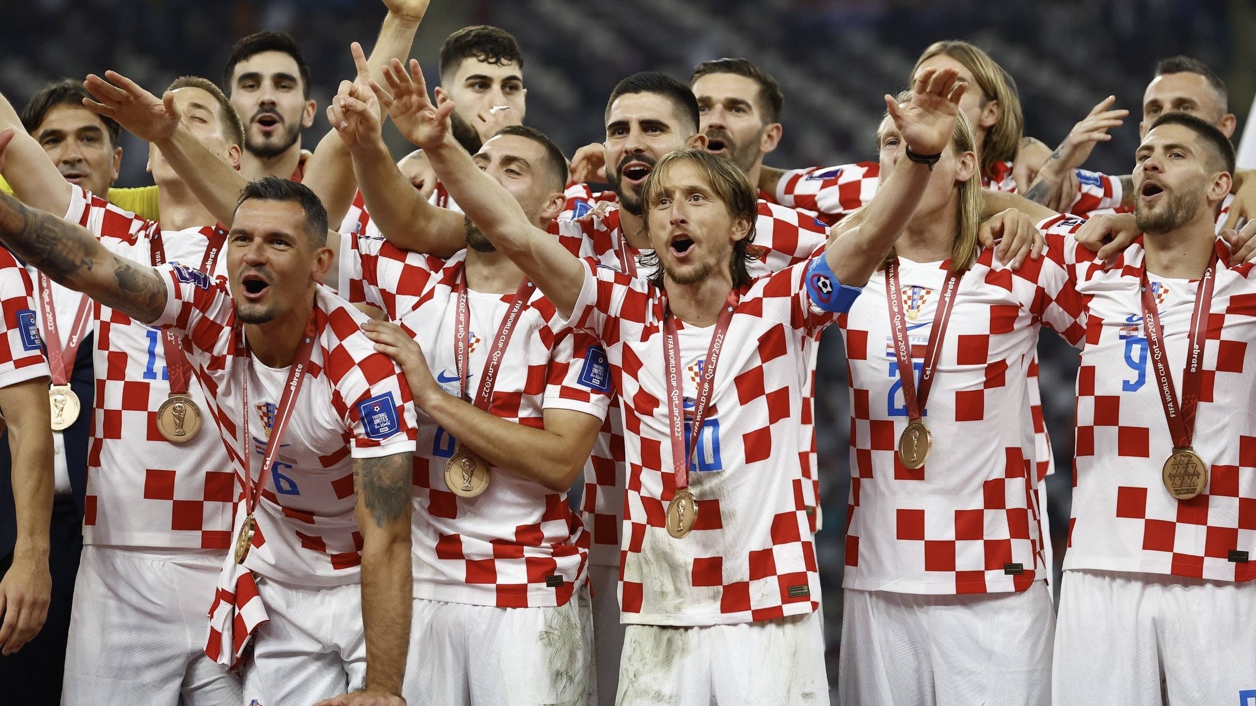 关于顶级足球竞技赛事吸引众多观众，场面壮观的信息