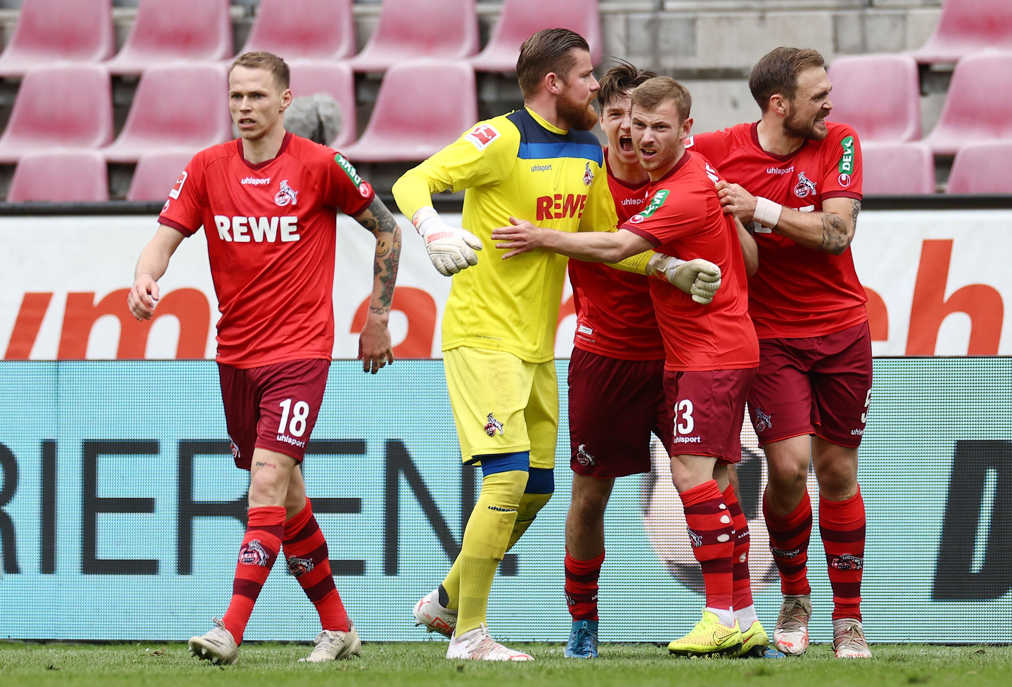 包含华沙酒吧球迷观影科隆对沙尔克，激情回馈的词条