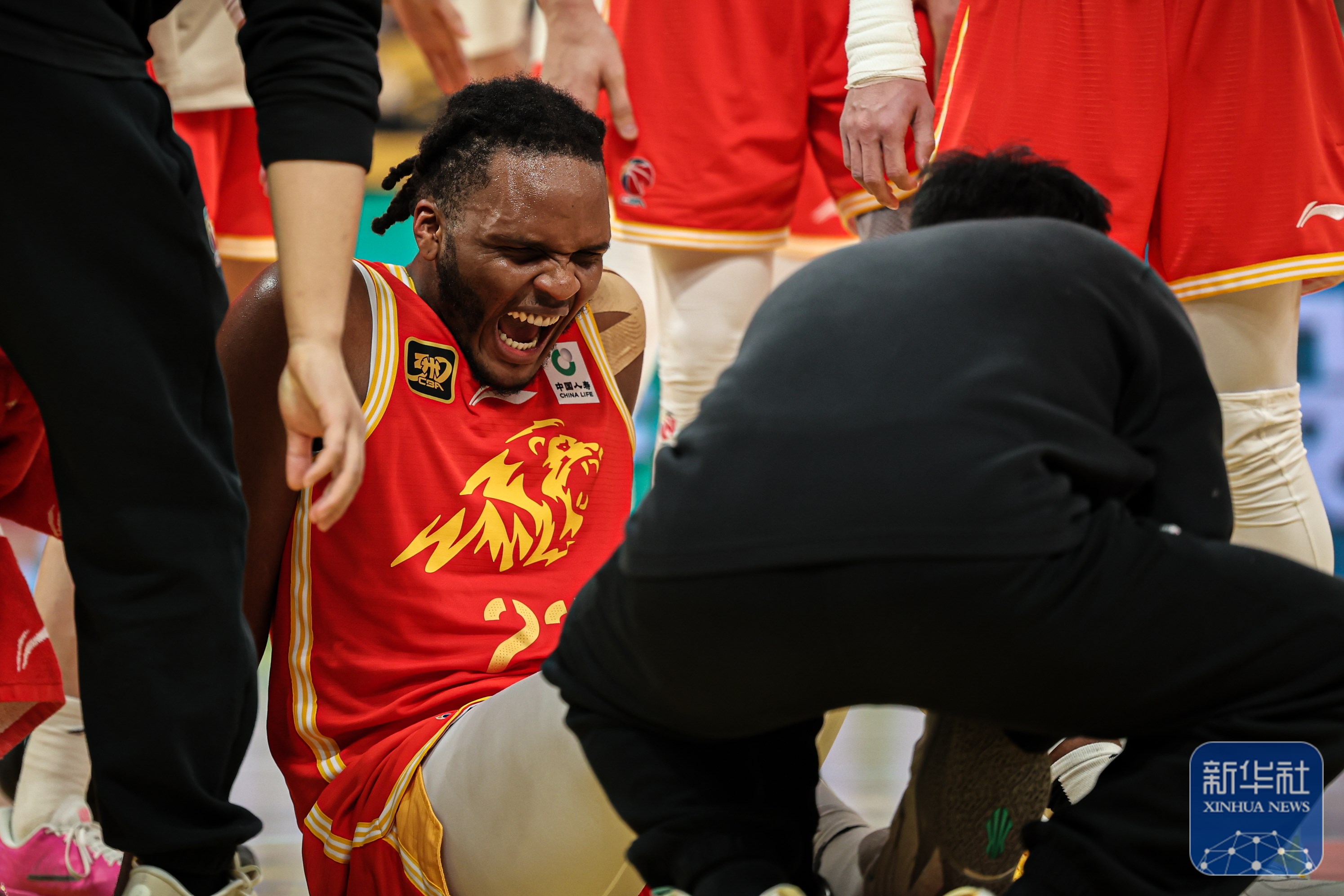 开云体育活动-包含势均力敌，篮球赛场上的精彩表现引发热议的词条