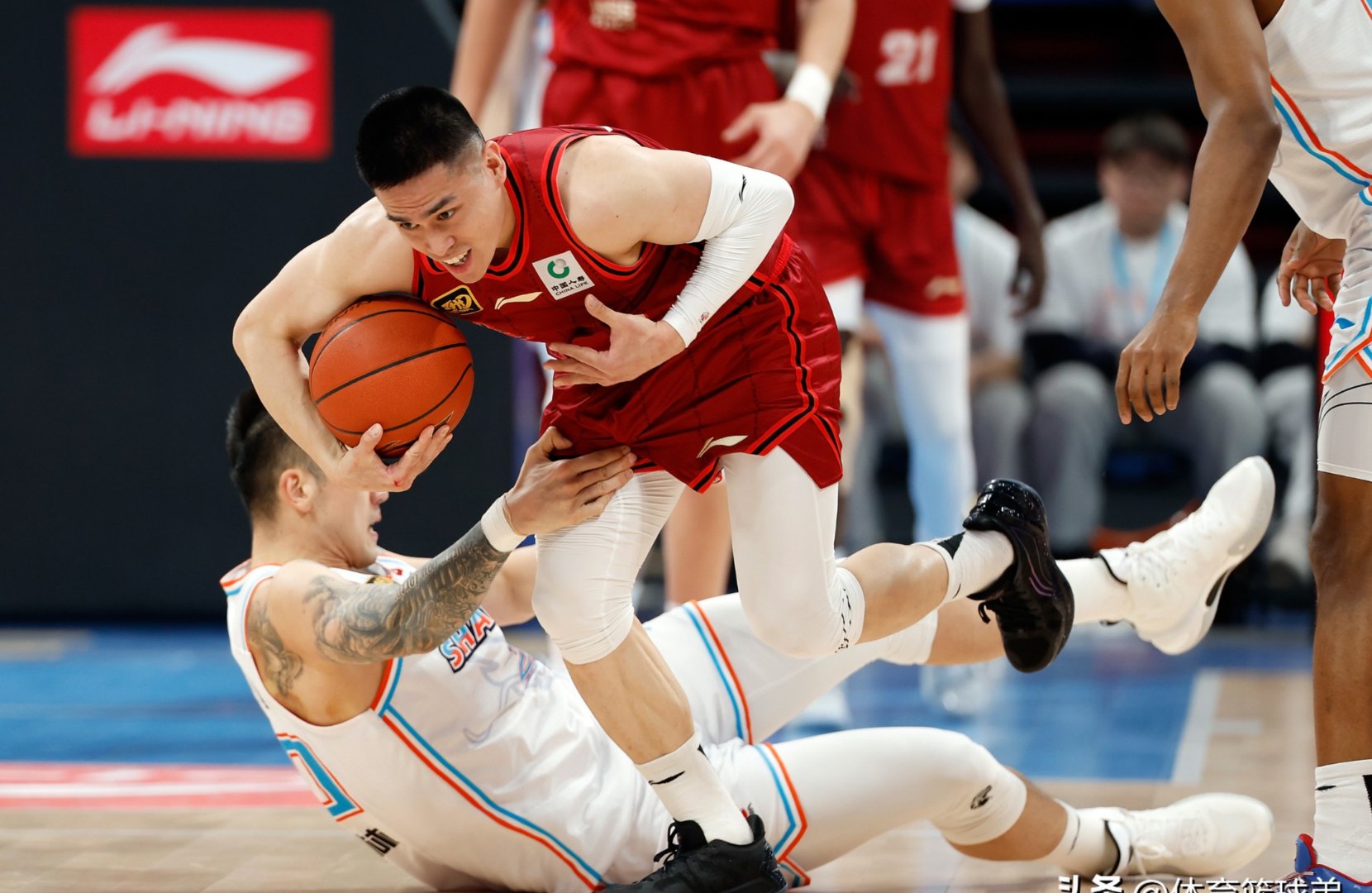 包含势均力敌，篮球赛场上的精彩表现引发热议的词条